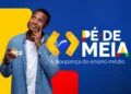Jovem negro com jaqueta jeans segura cartão do Pé-de-Meia, pensativo, em fundo azul com logo do programa.