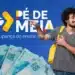 Jovem de cabelo cacheado e mochila amarela aponta para o logo do Pé-de-Meia com notas de 100 reais ao fundo.