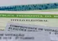 Título eleitoral brasileiro sobreposto a comprovante de votação, mostrando texto "República Federativa do Bra" em tons verdes.