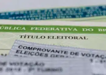 Título eleitoral brasileiro sobreposto a comprovante de votação, mostrando texto "República Federativa do Bra" em tons verdes.