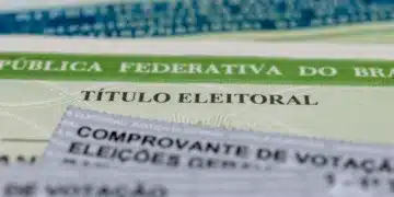 Título eleitoral brasileiro sobreposto a comprovante de votação, mostrando texto "República Federativa do Bra" em tons verdes.
