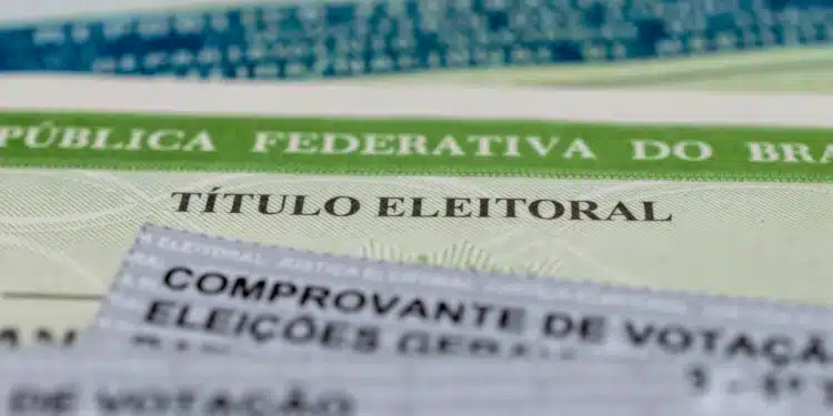 Título eleitoral brasileiro sobreposto a comprovante de votação, mostrando texto "República Federativa do Bra" em tons verdes.