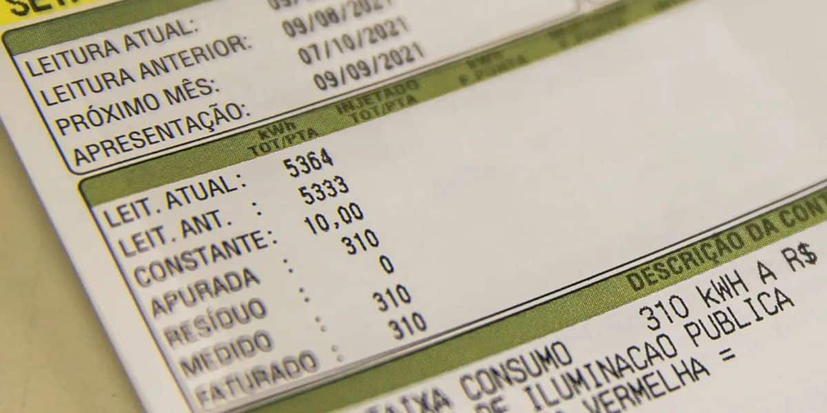 Foto aproximada de uma conta de luz detalhando os campos de leitura atual, leitura anterior e o consumo medido em kWh.