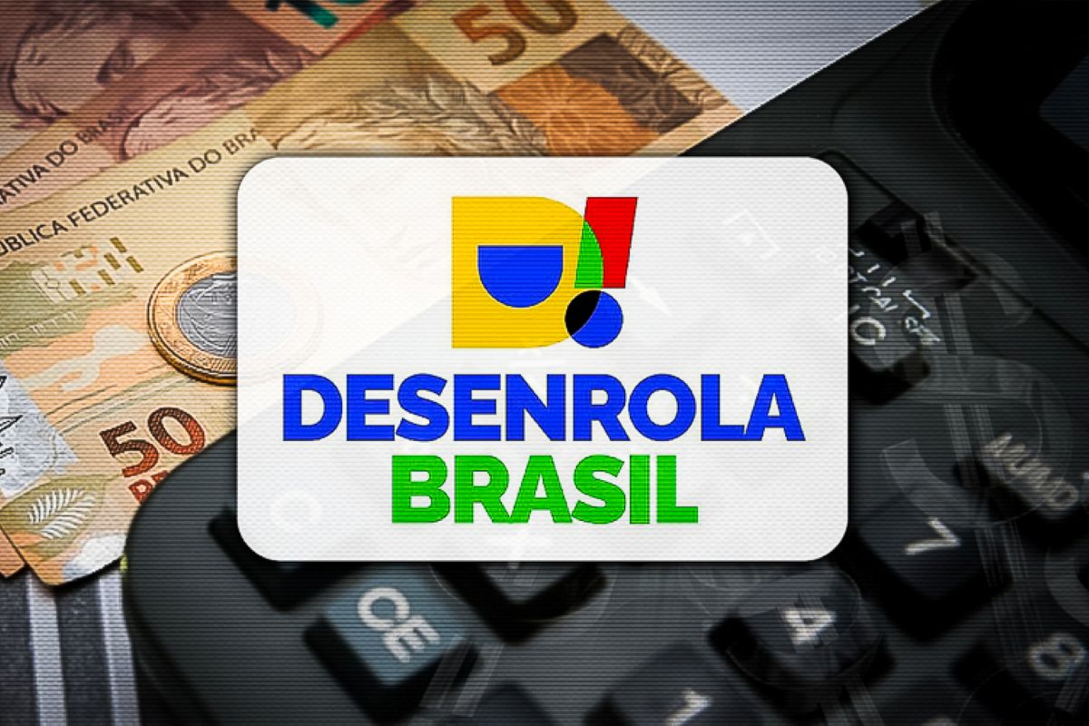 Logo do Desenrola Brasil com dinheiro e calculadora ao fundo