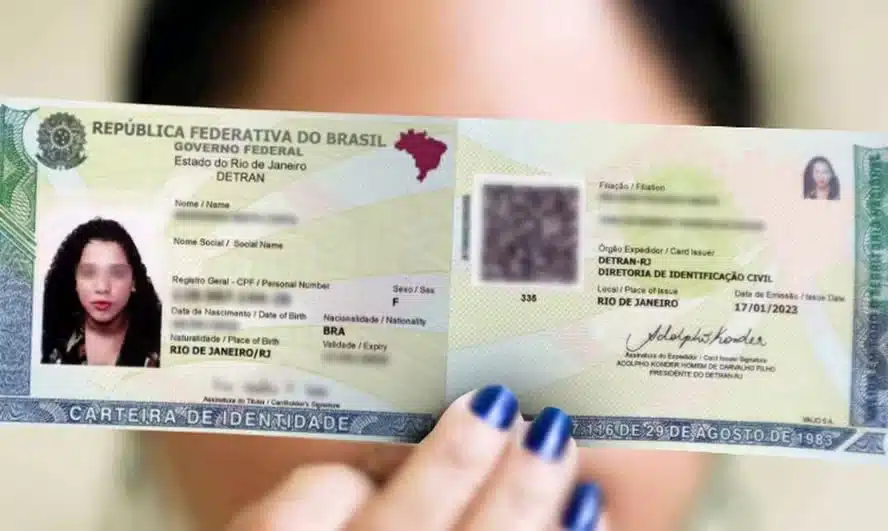 Carteira de Identidade Nacional com CPF como número único, QR Code e mapa do Brasil em verde e amarelo.