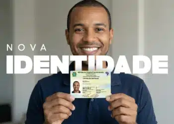 Homem sorridente segura Carteira de Identidade Nacional (CIN) verde com brasão do Brasil e dados pessoais.