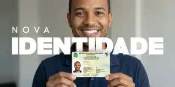 Homem sorridente segura Carteira de Identidade Nacional (CIN) verde com brasão do Brasil e dados pessoais.