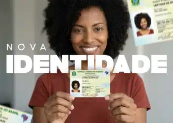Uma mulher negra sorridente, com cabelos cacheados, segurando com as duas mãos o novo cartão da Carteira de Identidade Nacional (CIN). Ao fundo, há elementos gráficos do documento e o texto "NOVA IDENTIDADE" em destaque.