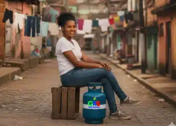 Mulher sentada ao lado de botijão de gás