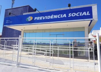 Fachada de agência da Previdência Social com placa do INSS