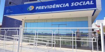 Fachada de agência da Previdência Social com placa do INSS