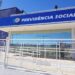 Fachada de agência da Previdência Social com placa do INSS