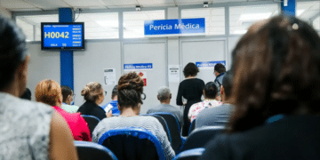 Sala de espera com pessoas aguardando atendimento de perícia médica do INSS