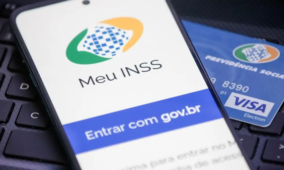 Aplicativo Meu INSS aberto em smartphone garante acesso aos serviços durante o feriado do Dia do Trabalhador