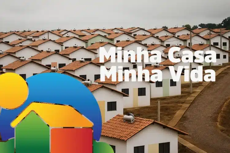 Conjunto habitacional do programa Minha Casa Minha Vida com casas de telhado laranja e logomarca colorida do programa.