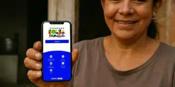 Mulher mostrando celular com aplicativo do Bolsa Família aberto