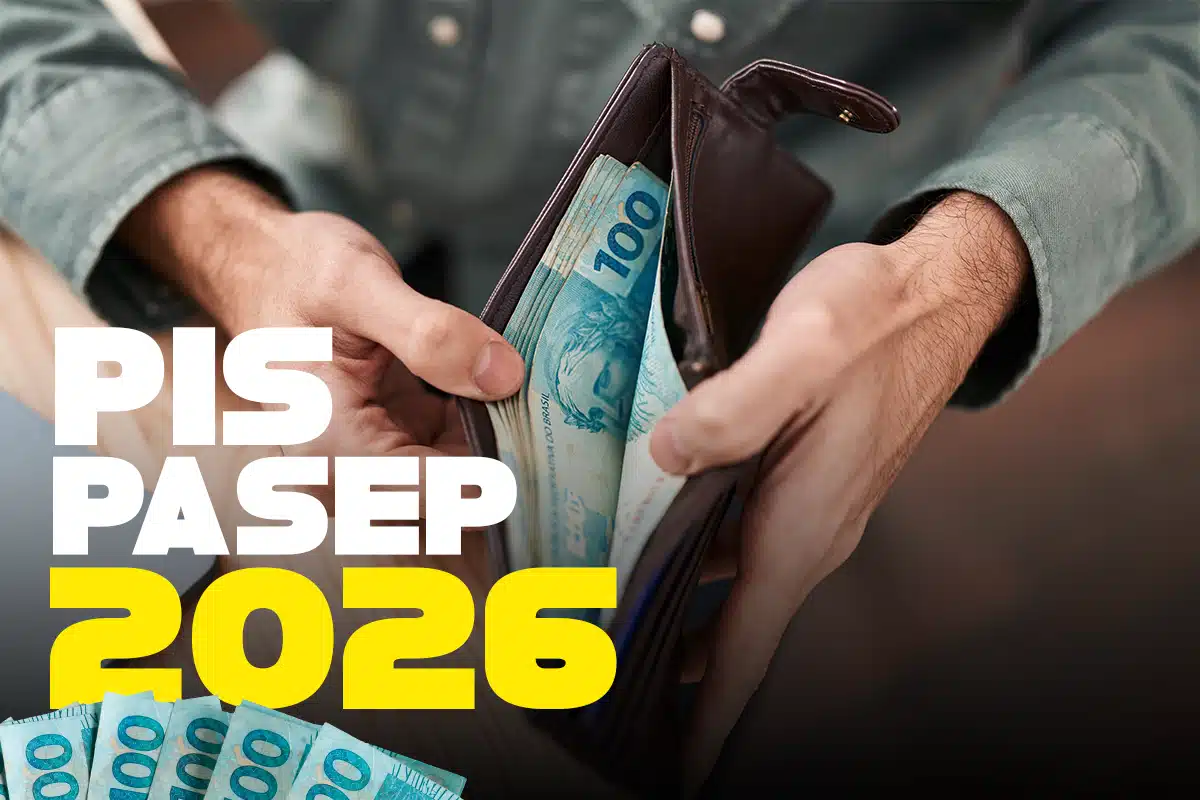 Foto em close das mãos de um homem abrindo uma carteira de couro marrom cheia de notas de 100 reais, com o texto "PIS PASEP 2026" em destaque no canto esquerdo da imagem.