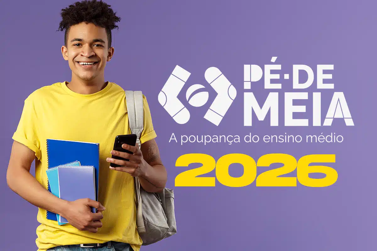 Estudante jovem sorridente vestindo camiseta amarela, segurando cadernos e um celular. Ao lado, o logotipo do programa "Pé-de-Meia: A poupança do ensino médio" com o ano 2026 em destaque sobre fundo roxo.