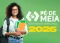 Jovem estudante negra com cabelos cacheados, óculos e mochila segura cadernos verdes e laranja ao lado do logo Pé-de-Meia 2026.