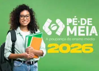 Jovem estudante negra com cabelos cacheados, óculos e mochila segura cadernos verdes e laranja ao lado do logo Pé-de-Meia 2026.
