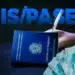 Carteira de Trabalho azul com brasão brasileiro, notas de real e texto PIS/PASEP em azul no fundo escuro.