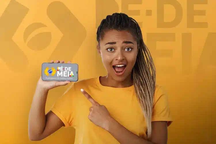 Jovem negra com tranças aponta para celular exibindo logo do programa Pé-de-Meia, fundo amarelo.