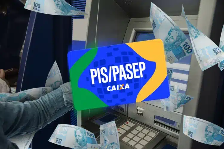 Mãos segurando cartão PIS/Pasep da Caixa em frente a caixa eletrônico com notas de R$ 100 voando ao redor.