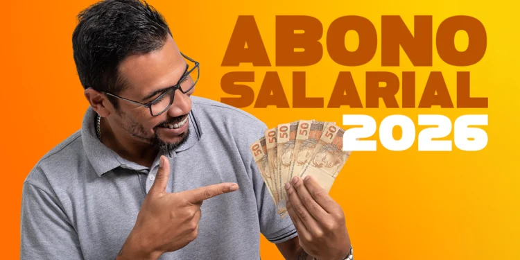 Close-up das mãos de um trabalhador abrindo uma carteira de couro com notas de 100 reais. À esquerda, o texto gráfico "PIS PASEP 2026" em destaque sobre a imagem.