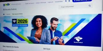 Portal Meu Imposto de Renda com logotipo 2026 e casal sorridente segurando tablets em fundo azul e verde