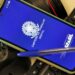 Um smartphone sobre um teclado de computador exibindo a tela azul do aplicativo Carteira de Trabalho Digital do Governo Federal do Brasil. Uma caneta esferográfica azul está pousada sobre o aparelho.