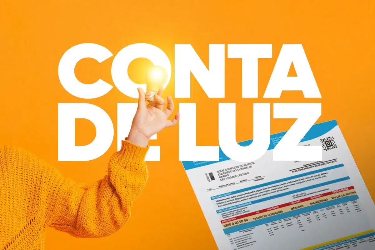 Pessoa segurando lâmpada acesa ao lado de conta de luz