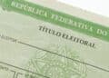 Documento de título eleitoral da República Federativa do Brasil com brasão de armas e tons verdes.