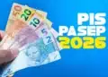 Notas de real sendo seguradas por uma mão com destaque para PIS Pasep 2026