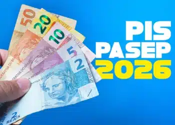 Notas de real sendo seguradas por uma mão com destaque para PIS Pasep 2026