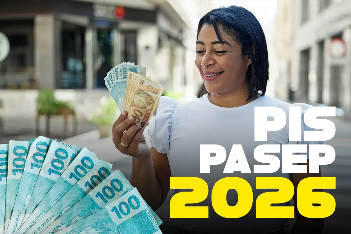 Mulher sorridente em uma rua, segurando um leque de notas de 100 e 50 reais. No lado direito, o texto gráfico "PIS PASEP 2026" em branco e amarelo sobreposto à imagem.
