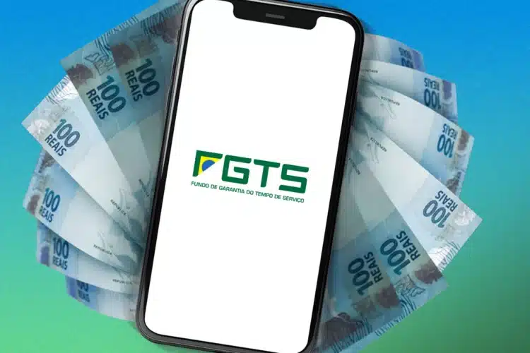 Smartphone exibe logo do FGTS sobre notas de R$ 100 com fundo azul e verde representando saque liberado.