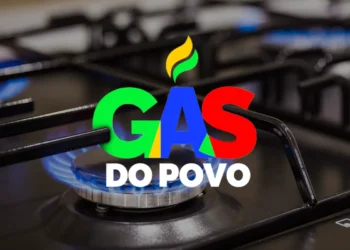 Logo colorido do programa Gás do Povo com as cores verde, azul, amarelo e vermelho, sobreposto à imagem de um fogão aceso com chama azul visível