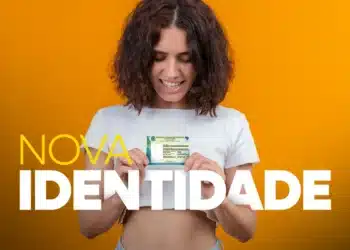 Mulher sorridente de cabelos escuros apontando para a Carteira de Identidade Nacional em fundo amarelo