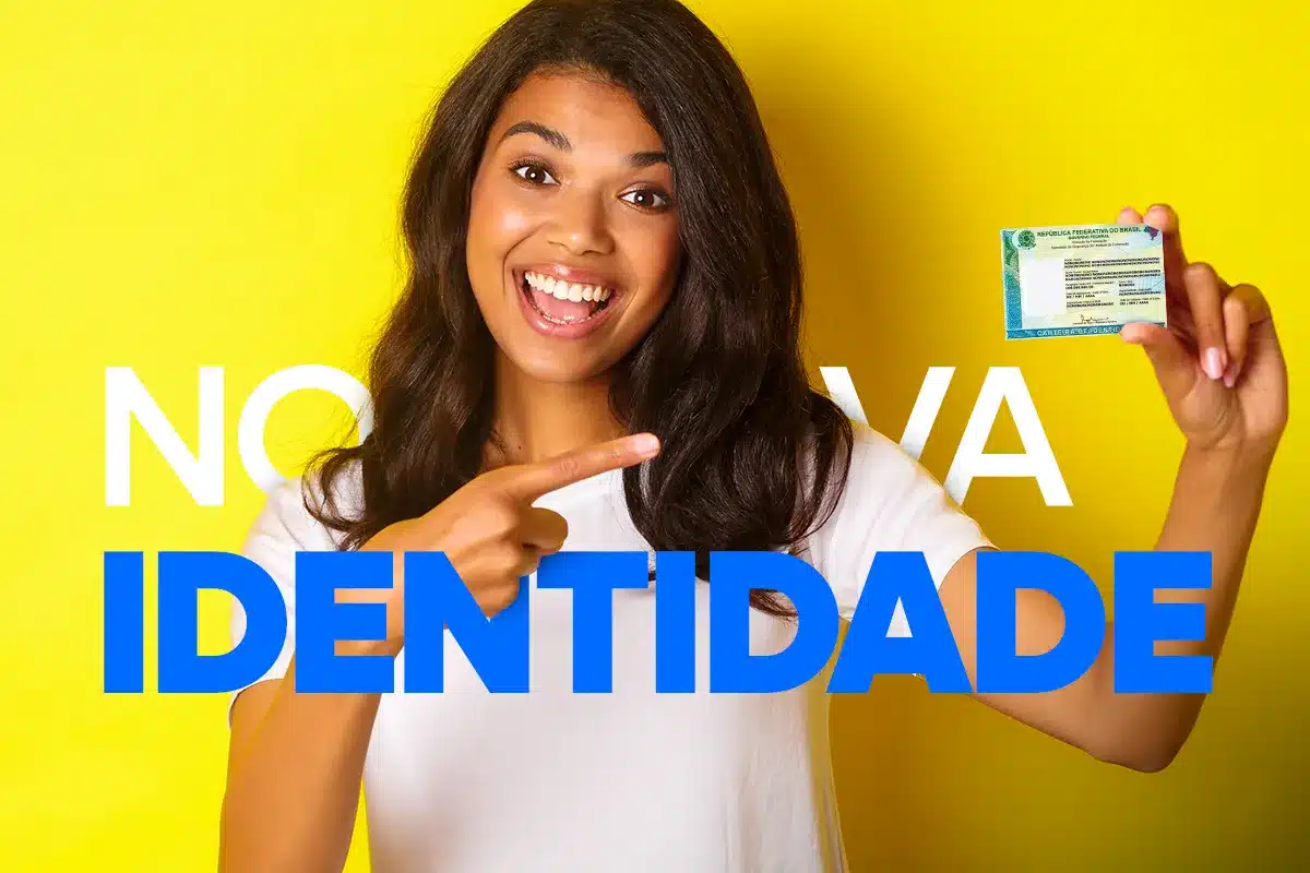 Mulher sorridente de cabelos escuros apontando para a Carteira de Identidade Nacional em fundo amarelo