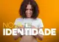 Jovem sorridente de cabelos cacheados e camiseta branca exibe a nova CIN em fundo laranja com texto "Nova Identidade"