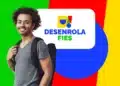 Jovem sorridente com cabelo afro, camiseta cinza e mochila preta ao lado da logomarca do programa Desenrola Fies