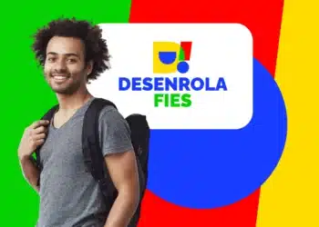 Jovem sorridente com cabelo afro, camiseta cinza e mochila preta ao lado da logomarca do programa Desenrola Fies