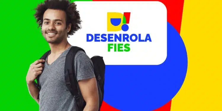 Jovem sorridente com cabelo afro, camiseta cinza e mochila preta ao lado da logomarca do programa Desenrola Fies