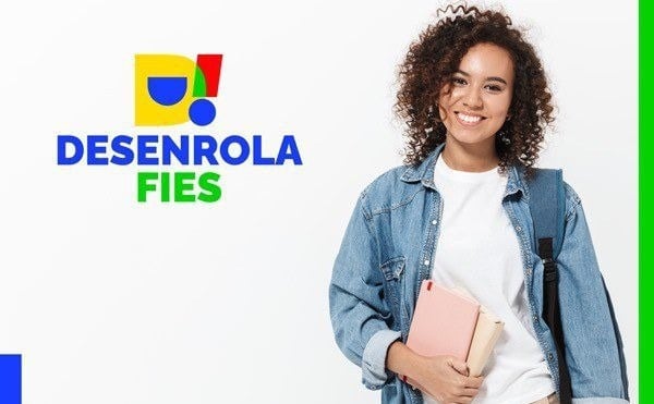 Jovem sorridente de cabelos cacheados segura cadernos junto ao logo do Desenrola Fies, programa de renegociação estudantil