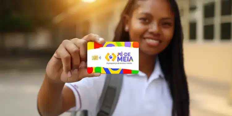 Jovem estudante negra com uniforme branco e mochila mostrando cartão do Pé-de-Meia