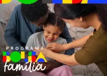 Pai, mãe e filha sorrindo juntos em cena afetuosa com logotipo do Programa Bolsa Família sobreposto