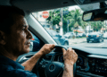 Motorista ao volante em ambiente urbano
