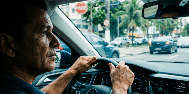 Motorista ao volante em ambiente urbano