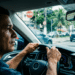 Motorista ao volante em ambiente urbano