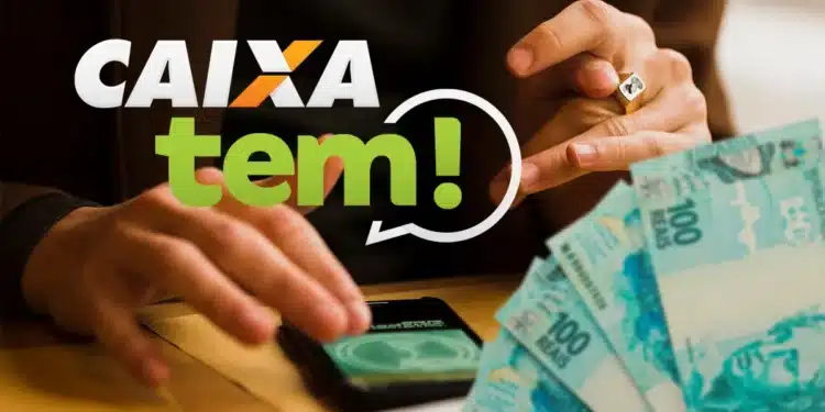 Mãos manuseiam celular com aplicativo Caixa Tem ao lado de notas de R$ 100
